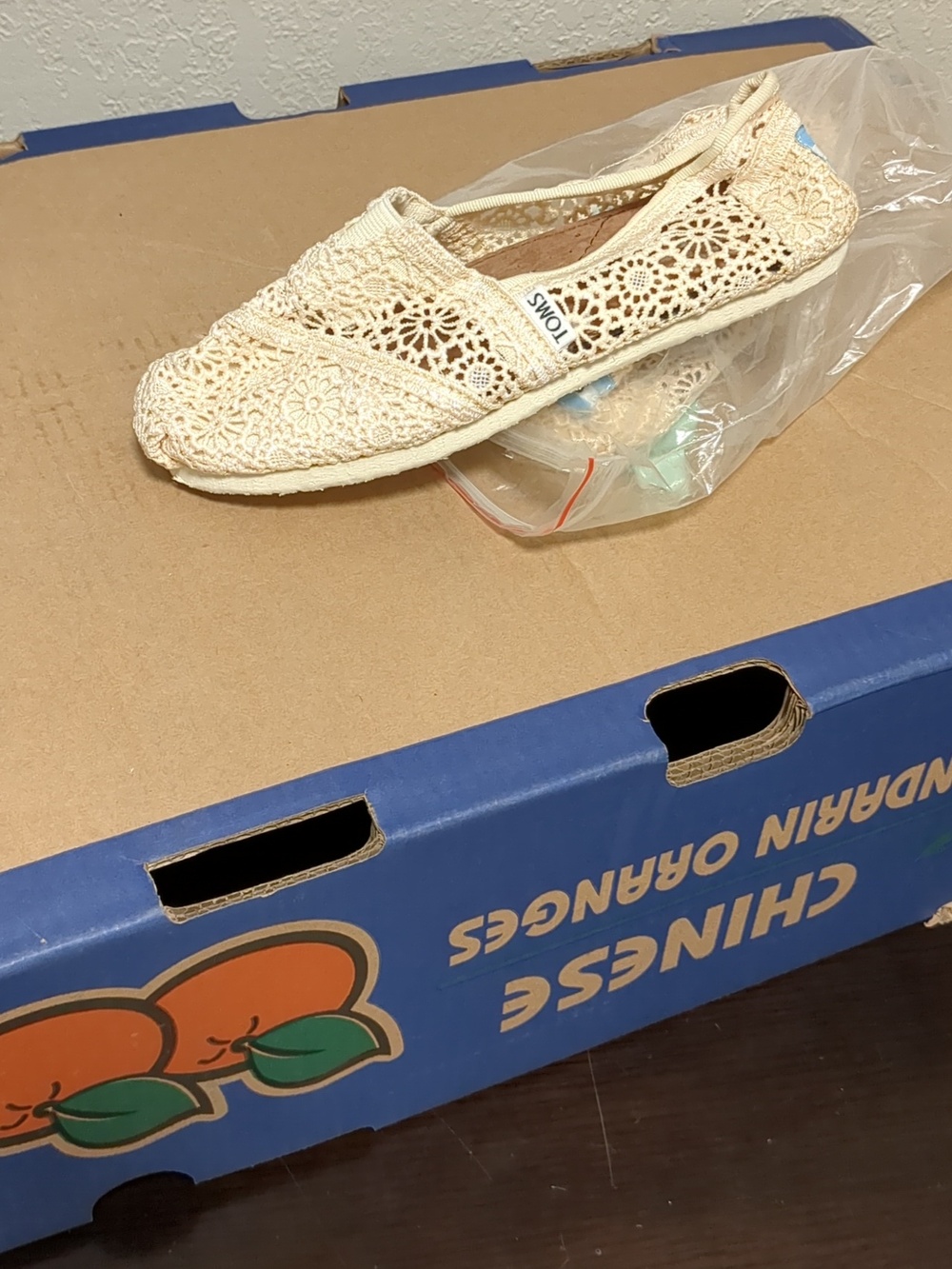 NWT TOMS white flats